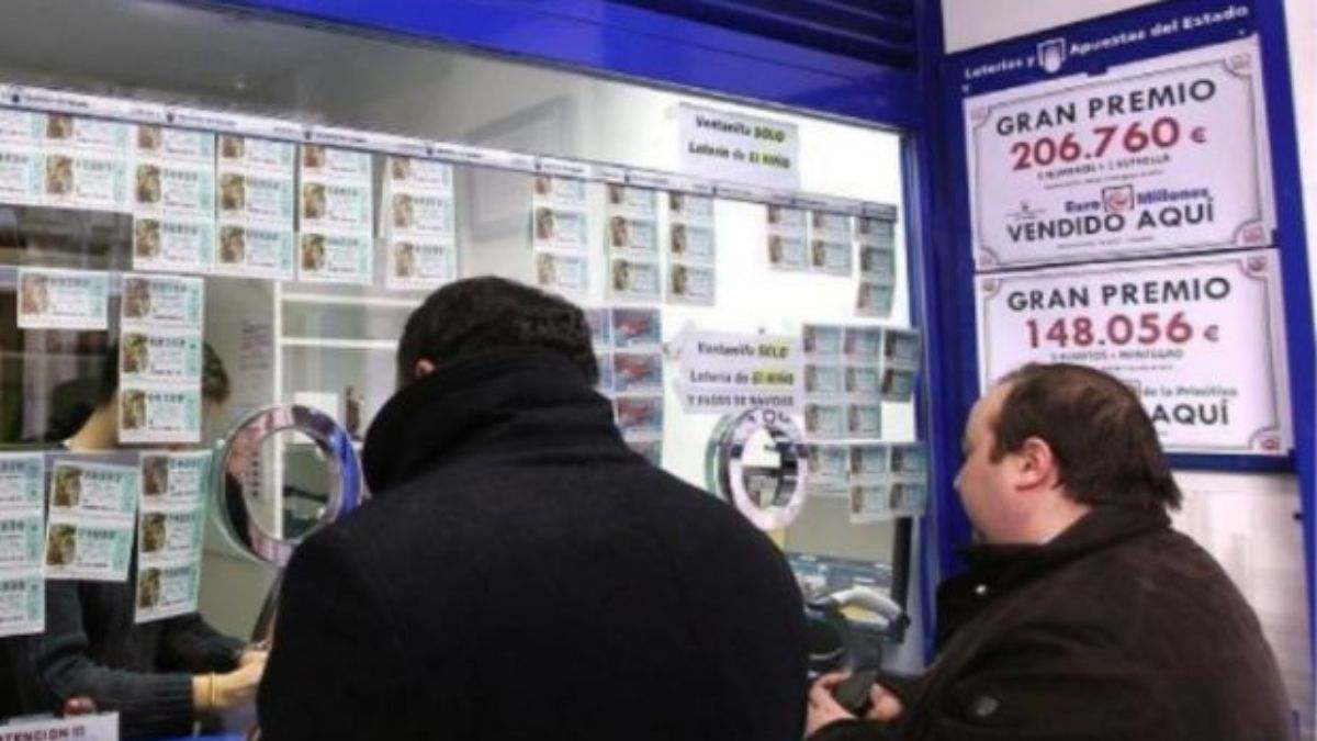 Dos sintecho roban una cartera y compran la lotería, ganan 500.000 euros y el dueño de las tarjetas pide ser parte del premio: ¿Quién es el dueño del boleto?