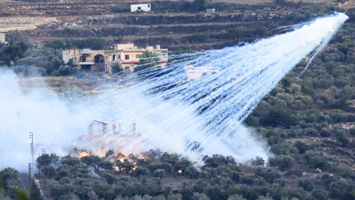 Qué es el fósforo blanco que Israel usa en sus ataques al Líbano: "Huele a ajo. Es peor que el olor de las aguas residuales"