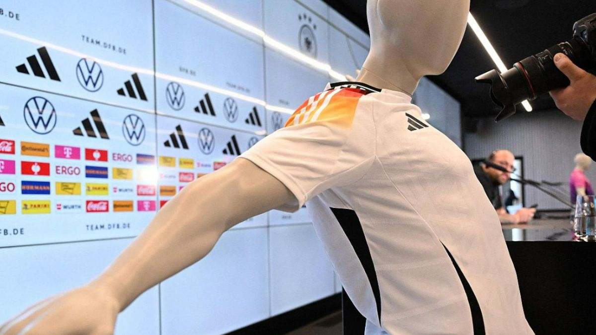Adidas detiene la venta de esta camiseta de Alemania por su parecido con el logo de las SS nazis