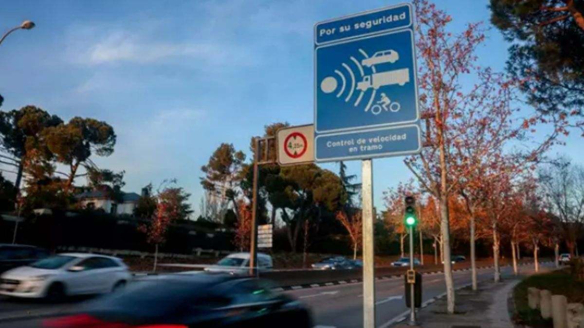 Un hombre instala en su pueblo un radar de velocidad falso, el alcalde lo felicita y copia la iniciativa: "Es sólido y bien imitado"