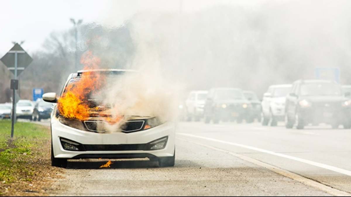 La OCU aclara si los coches eléctricos tienen mayor peligro de incendio que uno de gasolina o diésel