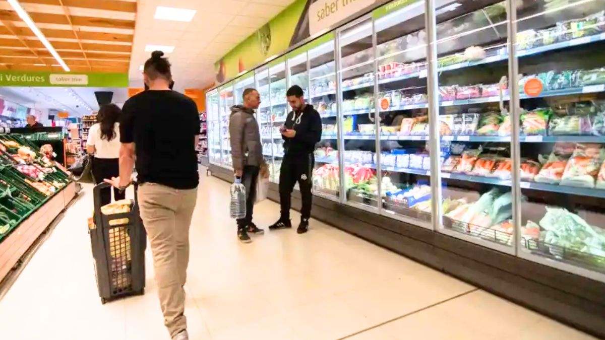Varias personas compran en un supermercado español