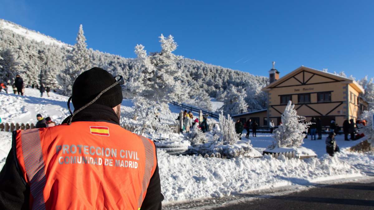 Un miembro de Protección Civil en la sierra de Madrid.