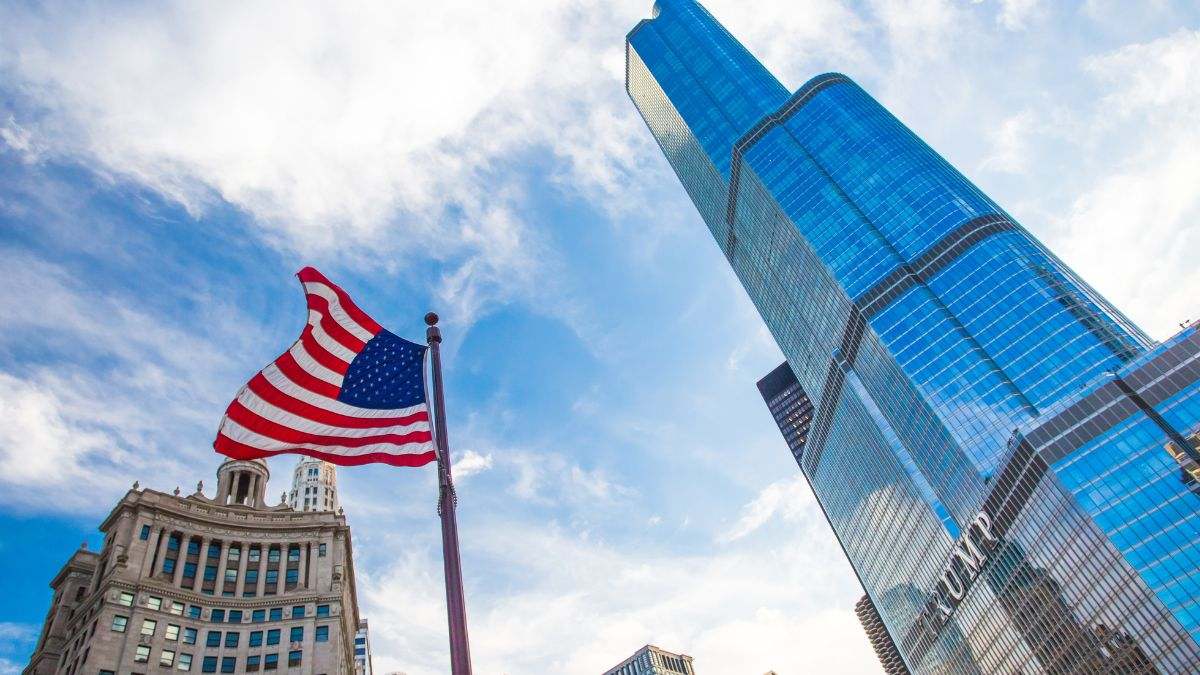 Bandera de EEUU ondeando frente a la Torre Trump (Pexel)