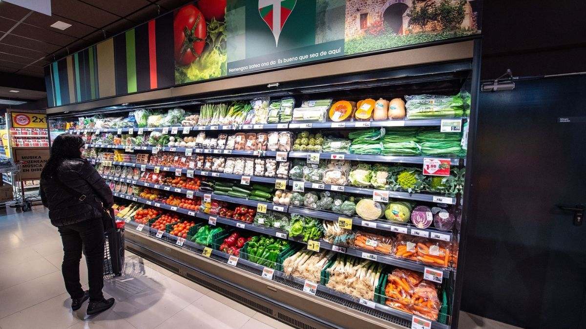 Una mujer compra en un supermercado español