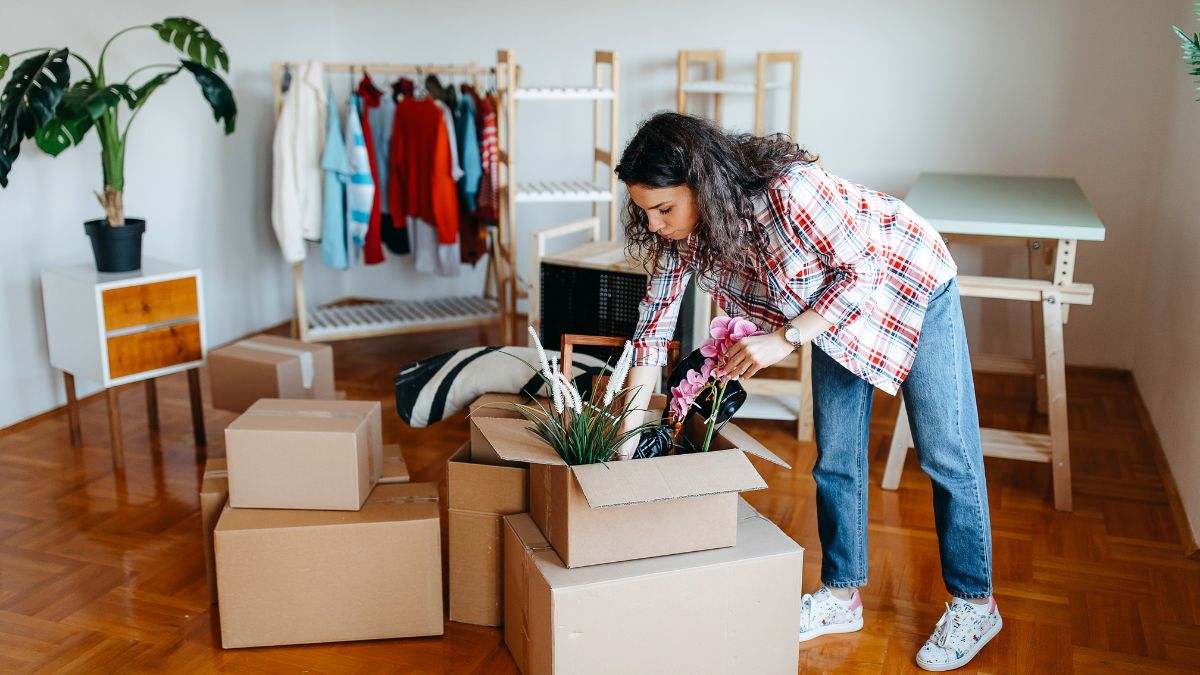 Una mujer vacía cajas tras haberse mudado a un piso nuevo.