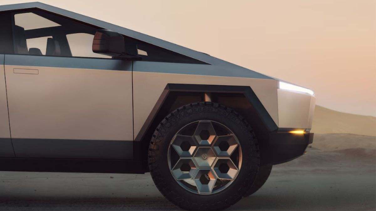 A menos de tres meses de comprar un Tesla Cybertruck, el dueño se sorprende de los neumáticos: "Nunca ha salido del asfalto y ya están para tirar"