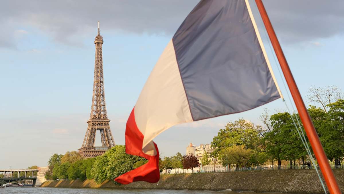 Bandera francesa ante la Torre Eiffel