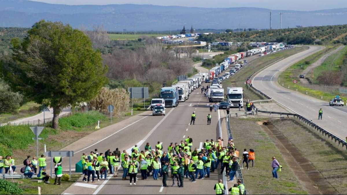 Protestas de los agricultores en la A-4 a su paso por Jaén