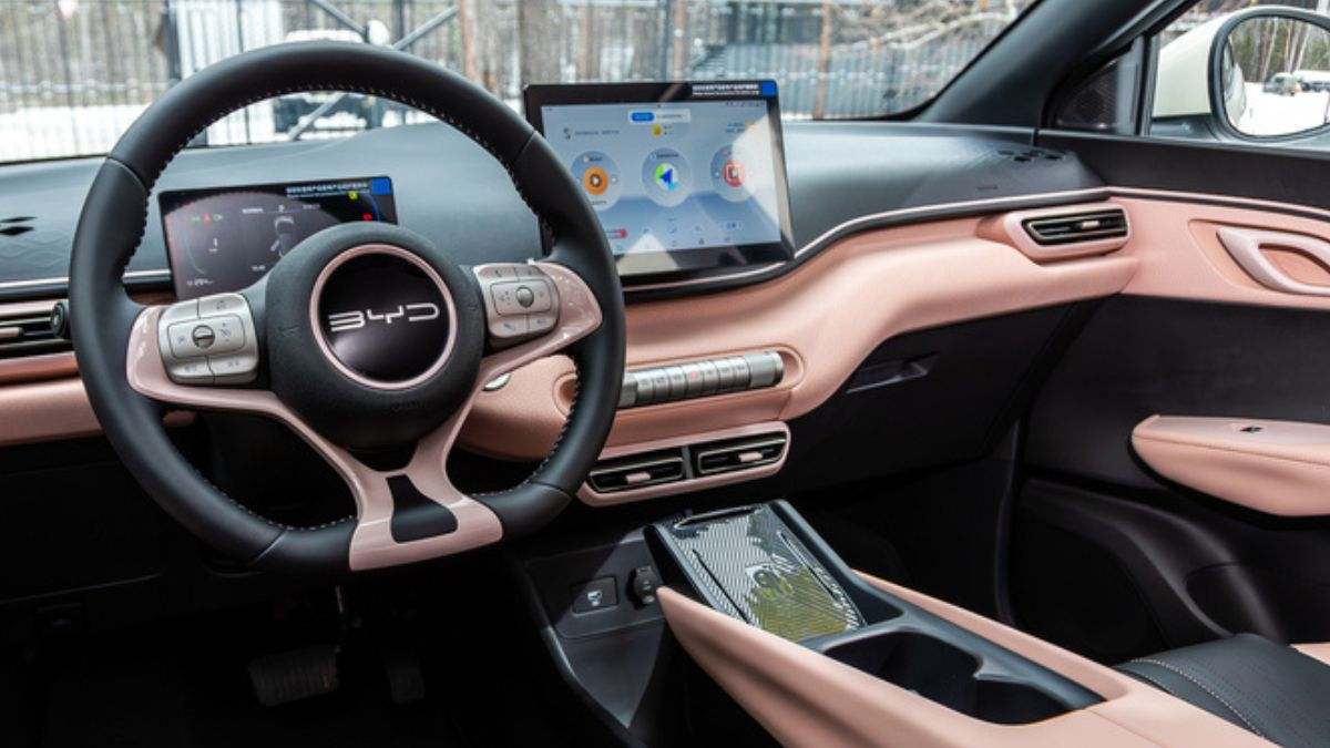 Así es el coche eléctrico chino de menos de 10.000 euros que amenaza a Tesla y a los fabricantes europeos