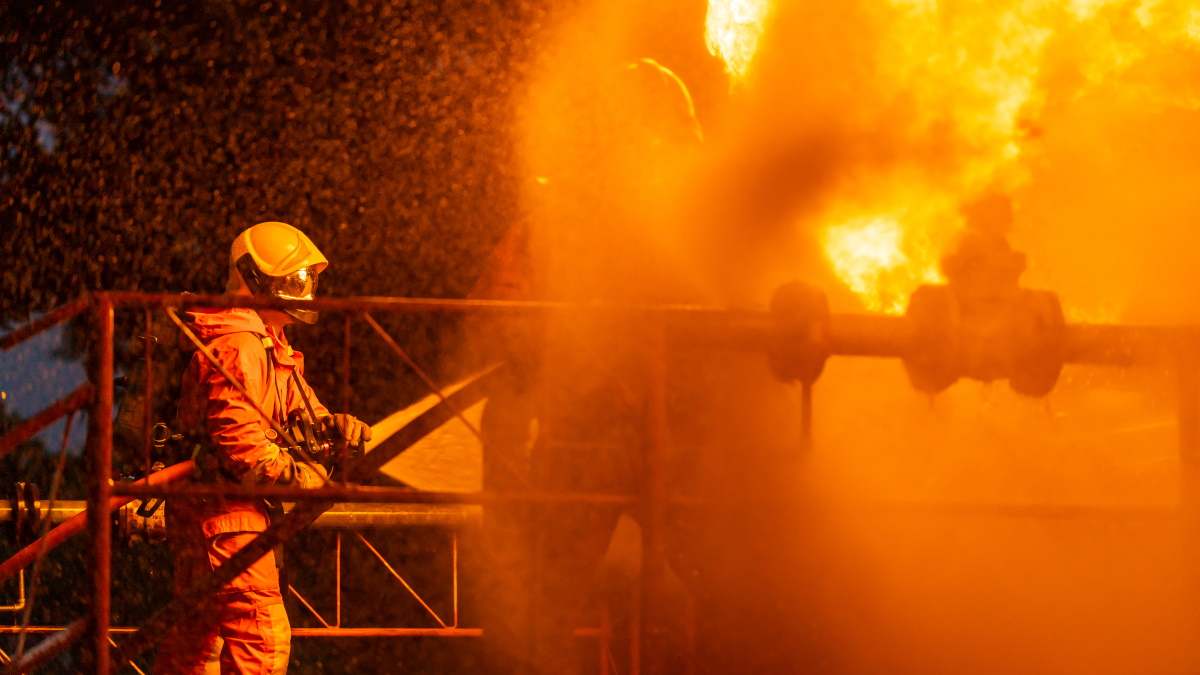 Refinería incendio petróleo gasolina diésel