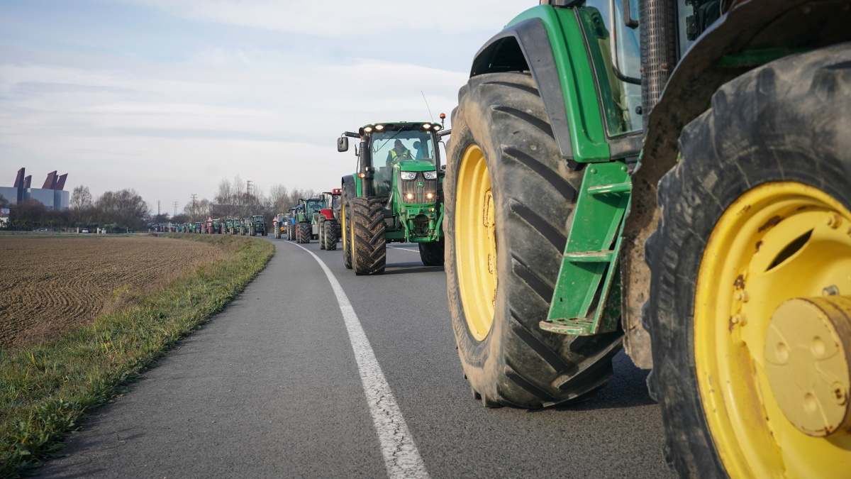 Foto detalle de uno de los tractores que participan en la protesta de los agricultores.