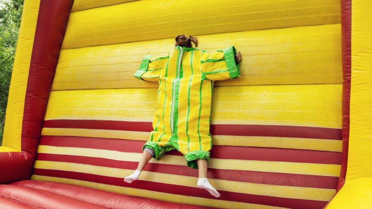 La historia del Velcro, el cierre más versátil del mundo que nació del cardo, llegó a la luna y revolucionó el universo textil