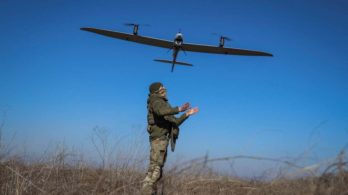 Soldado de Ucrania con un dron