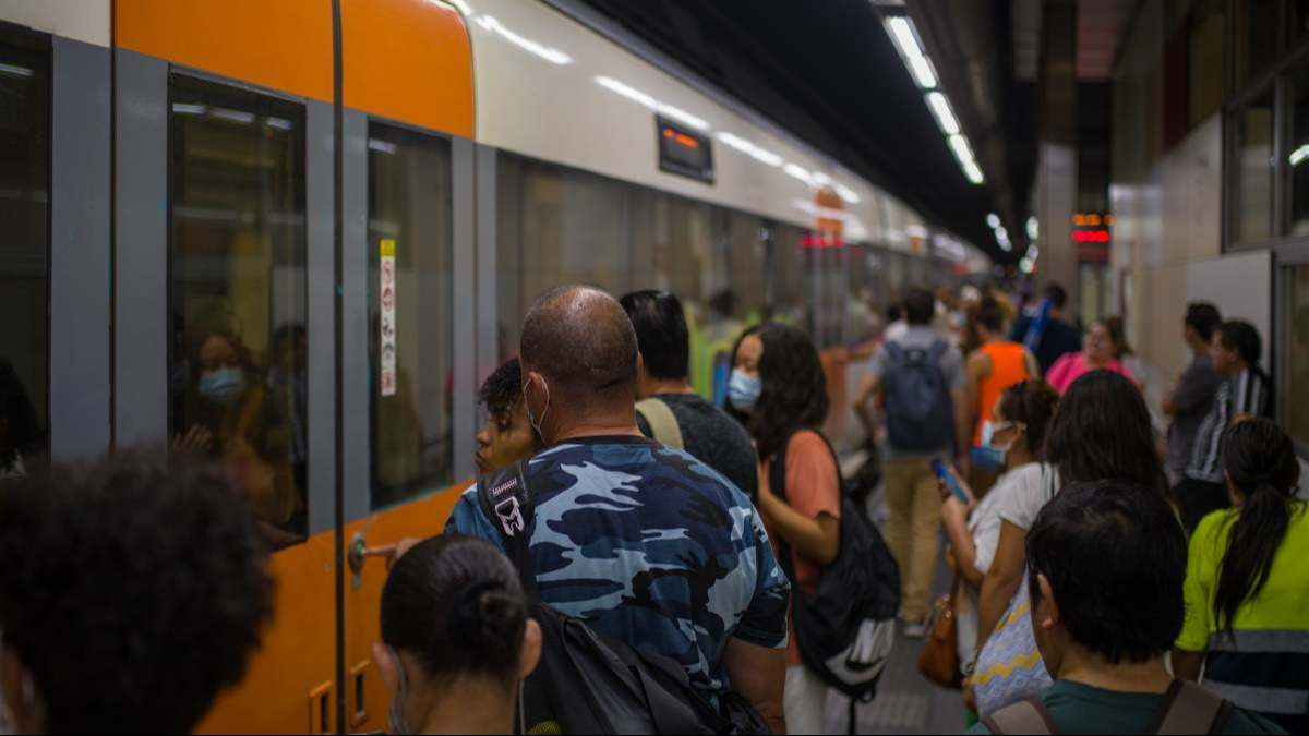 Pasajeros esperando a entrar en un tren de Rodalies