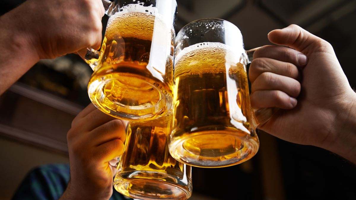 Brindando con cerveza