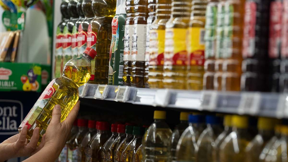 Imagen de recurso de una persona comprando aceite.
