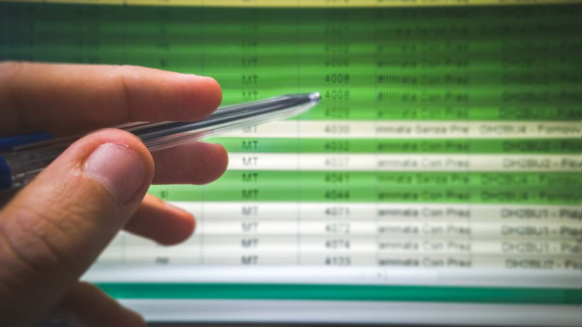 Una persona usando Excel y señalando la pantalla con el bolígrafo.