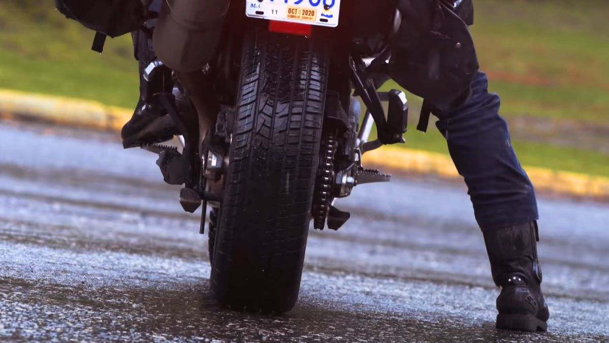 ¿Puedo montar un neumático de coche en una moto? Así es Darksiding, la moda oscura que abre el debate entre los motoristas y fabricantes
