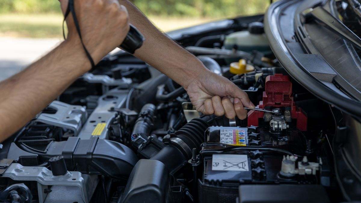 La web que tu mecánico no quiere que conozcas: arregla tu coche con más de 60.000 vídeos gratuitos