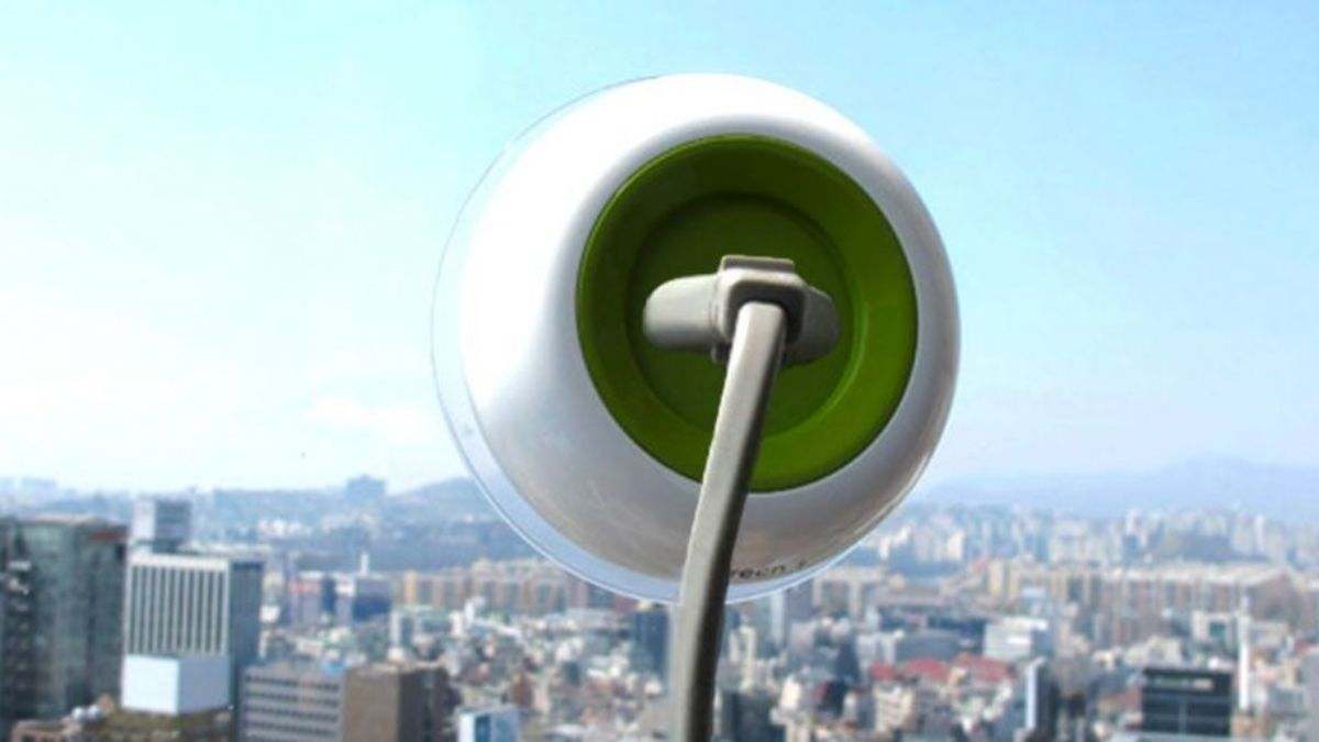 Adiós a los enchufes tradicionales: este es solar, no usa cables y se pone en cualquier ventana
