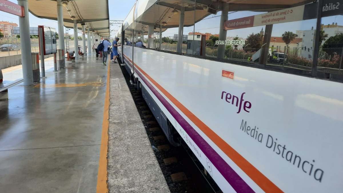 Imagen de recurso de un tren de Media Distancia.