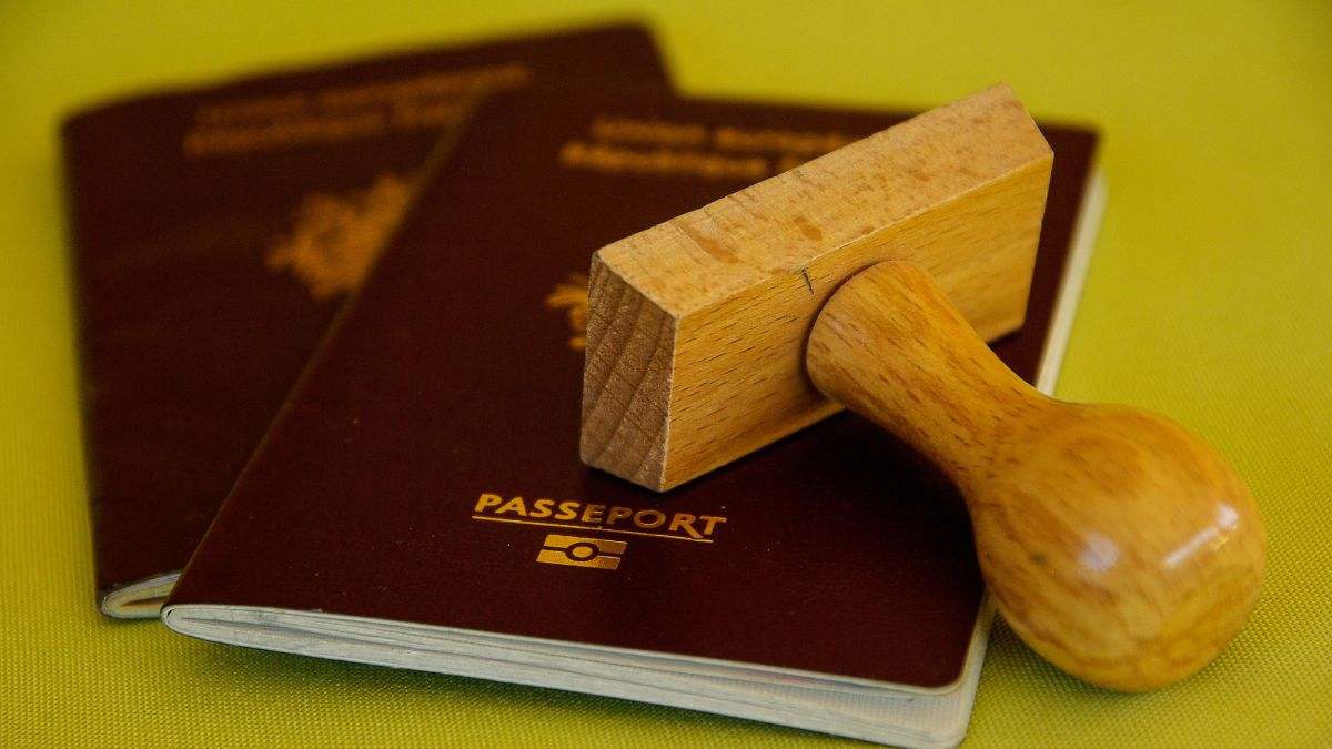 Foto de recurso de un pasaporte y un sello.