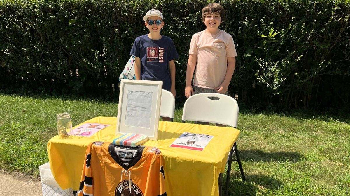 Cierran el puesto de un niño que vendía helados para el equipo de hockey de su hermano autista y los vecinos reaccionan: 20.000 euros recaudados