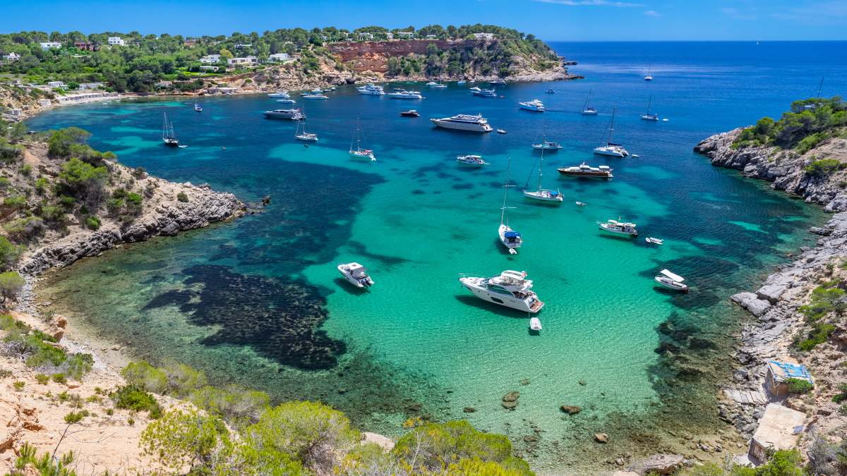 Ibiza cala barcos turismo