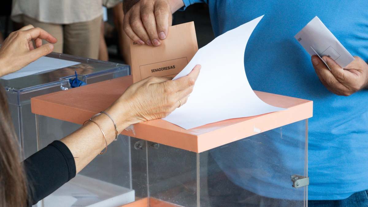 Una persona vota en las elecciones del 23 de julio.