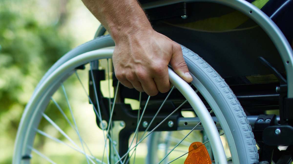 Imagen de recurso de una persona en silla de ruedas.