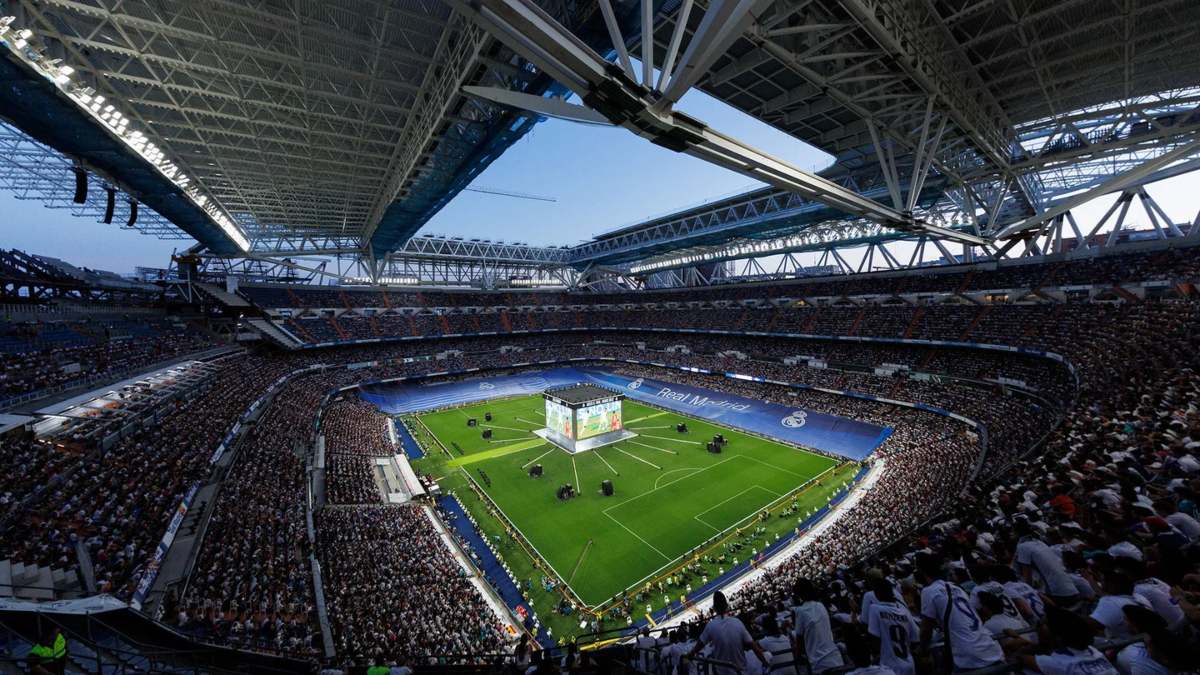 estadio santiago bernabéu con pantallas gigantes