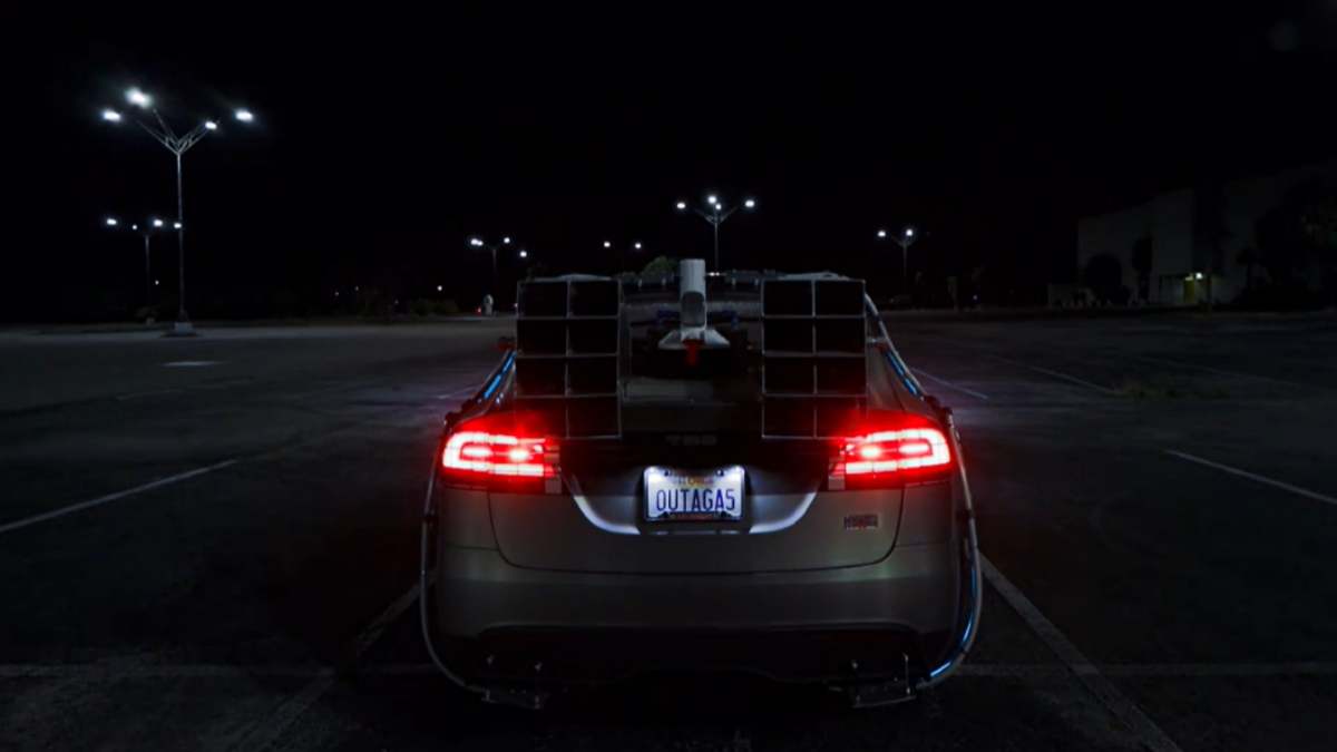 tesla model X reconvertido en DeLorean