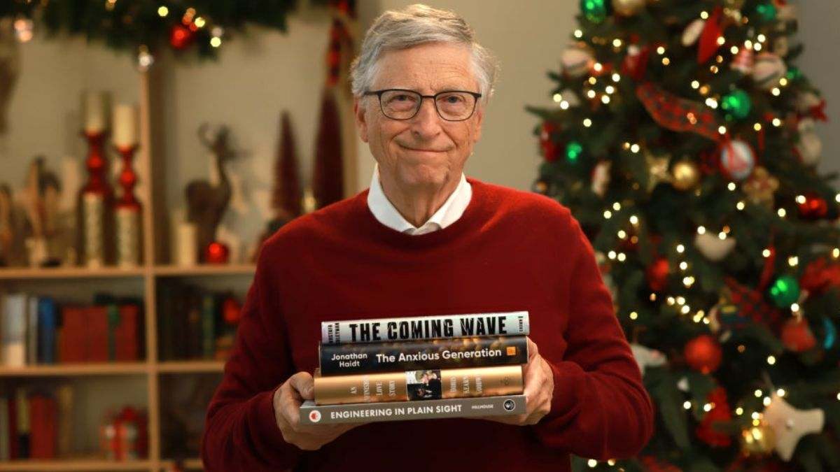 Los cuatro libros que Bill Gates recomienda leer durante en Navidad para "entender el mundo que nos rodea"