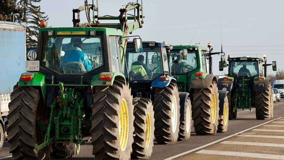 tractores en acto de protesta para reclamar medidas para los agricultores y ganaderos