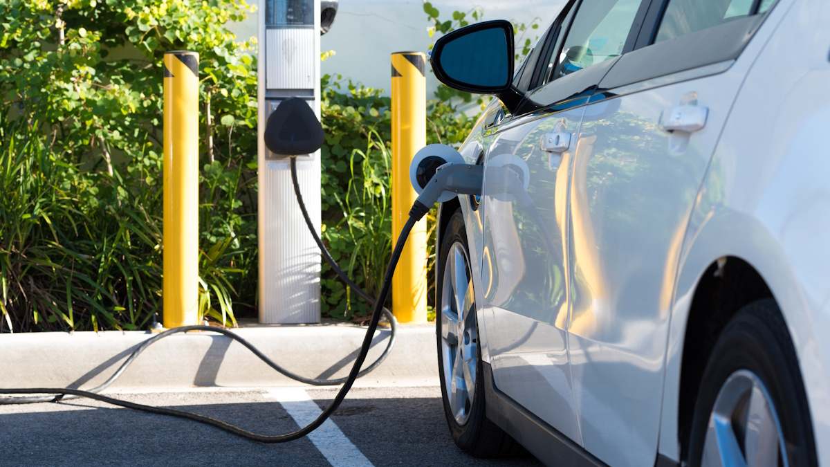 Imagen de recurso de un vehículo eléctrico en un punto de carga.