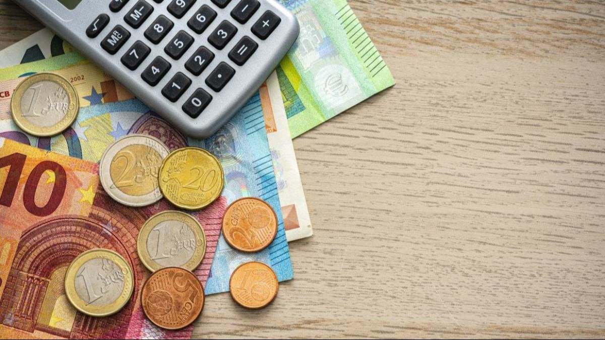 Gasto público, dinero, calculadora, facturas.