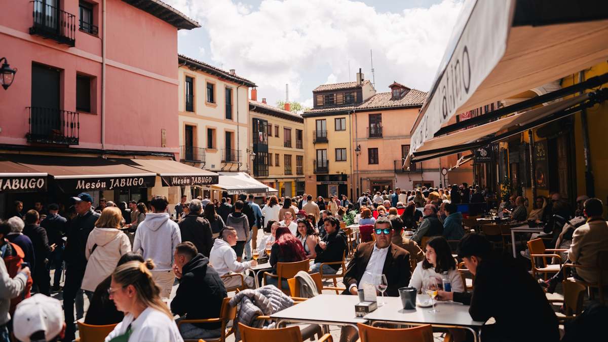España economía servicios hostelería bares llenos