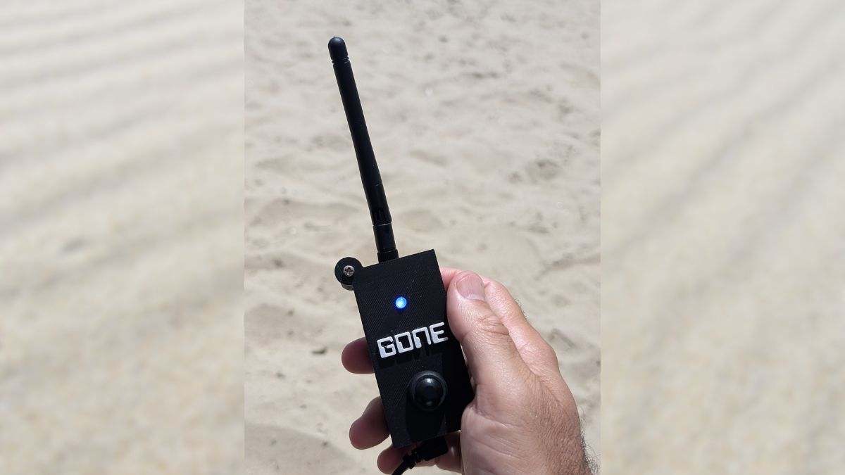 Cansado de escuchar la música de otros inventó un aparato para apagar los altavoces de la gente desde lejos