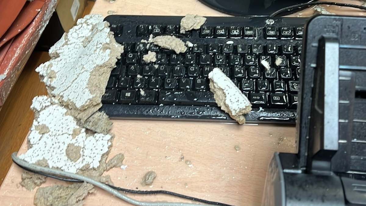 Un techo de los juzgados se desploma. Foto: STAJ
