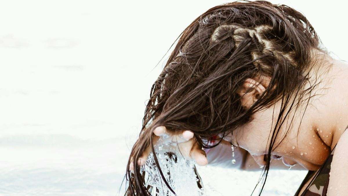 Una mujer se cuida el pelo con todo tipo de detalle