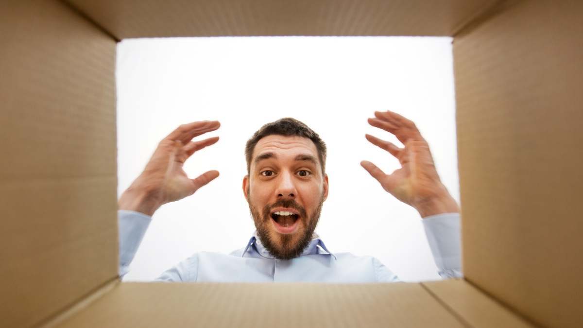 Cliente sorprendido al descurbir el contenido de su caja sorpresa. Compras a ciegas