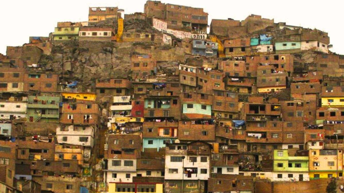 Proliferan las 'ciudades inconclusas' y los ladrillos "prohibidos": por qué el skyline de las construcciones de Perú y Bolivia jamás está terminado