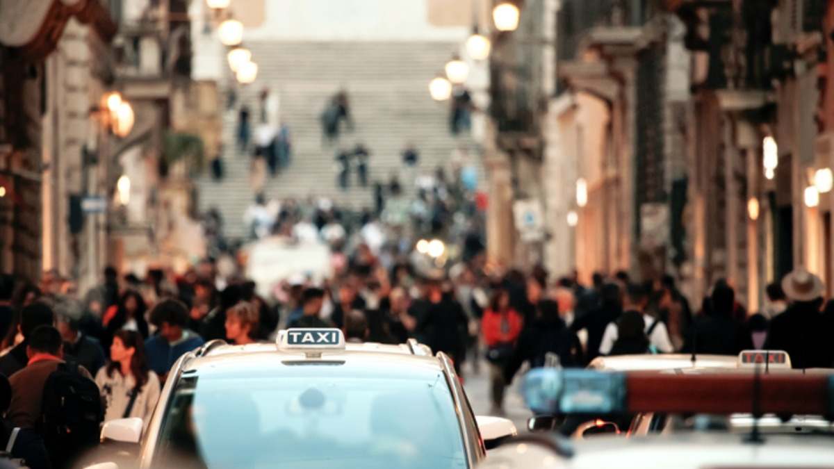 Taxi en una calle de Roma