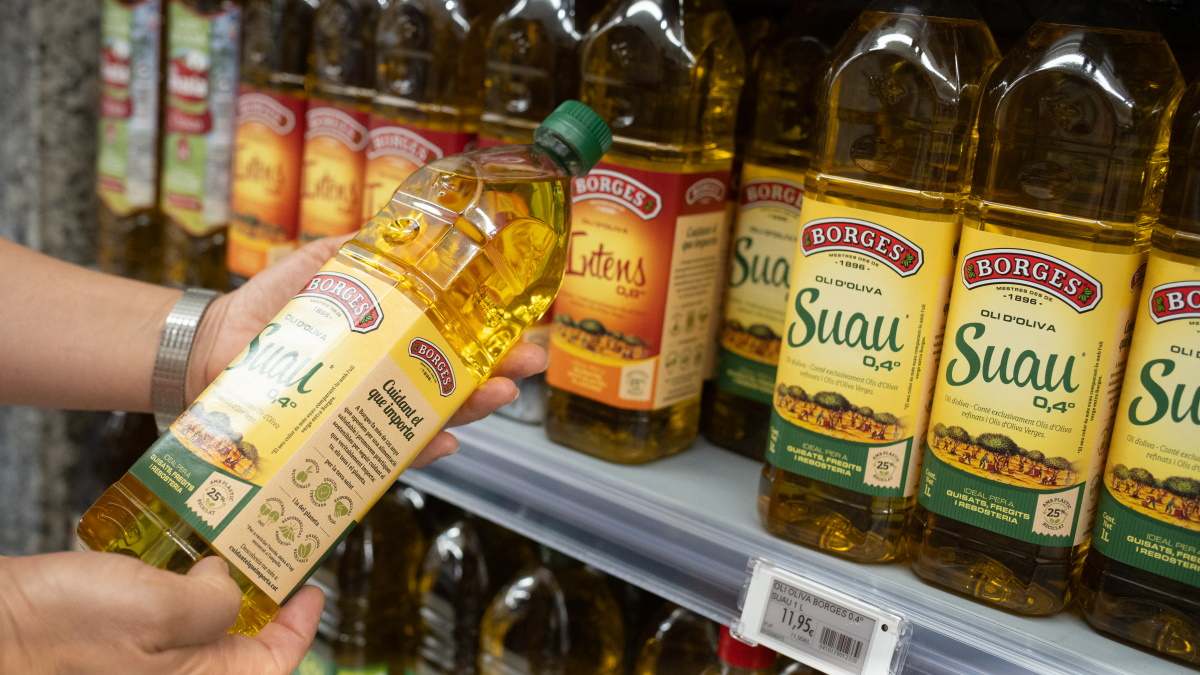 Botellas de aceite de oliva en un supermercado.