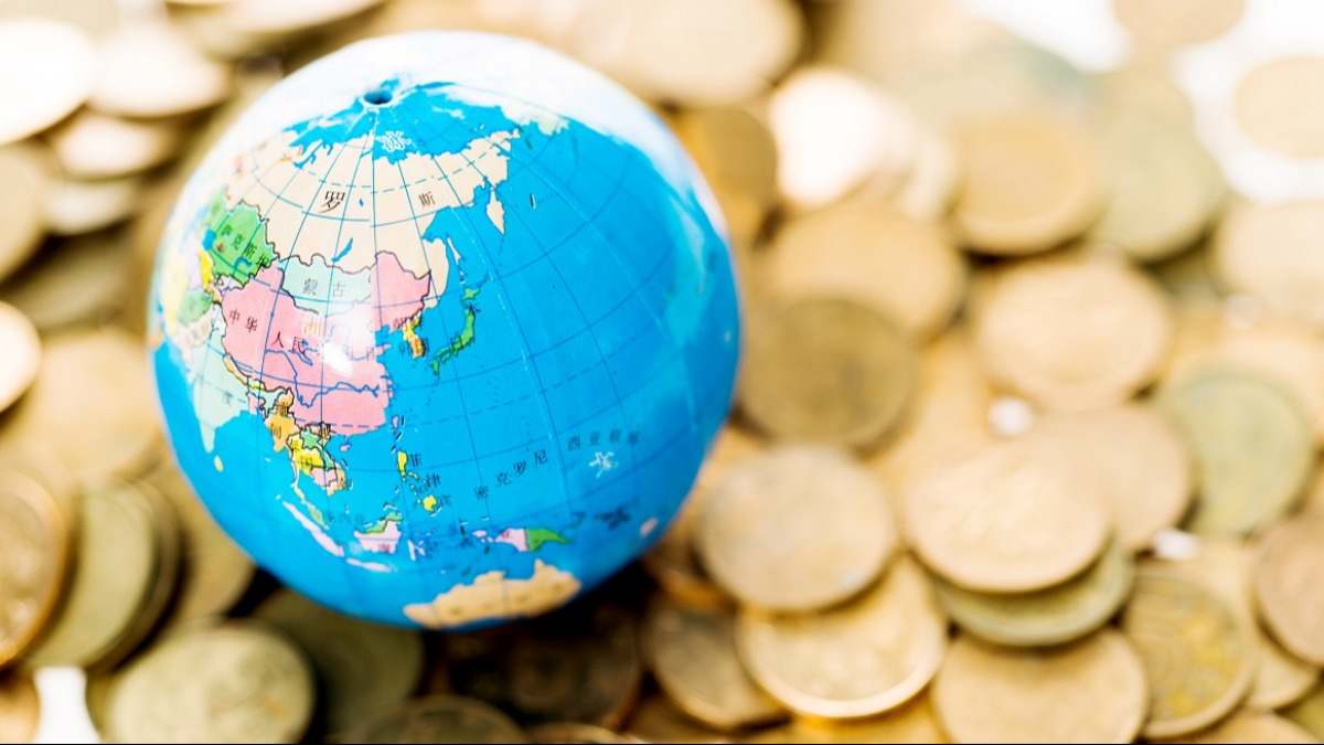 Bola del mundo sobre monedas