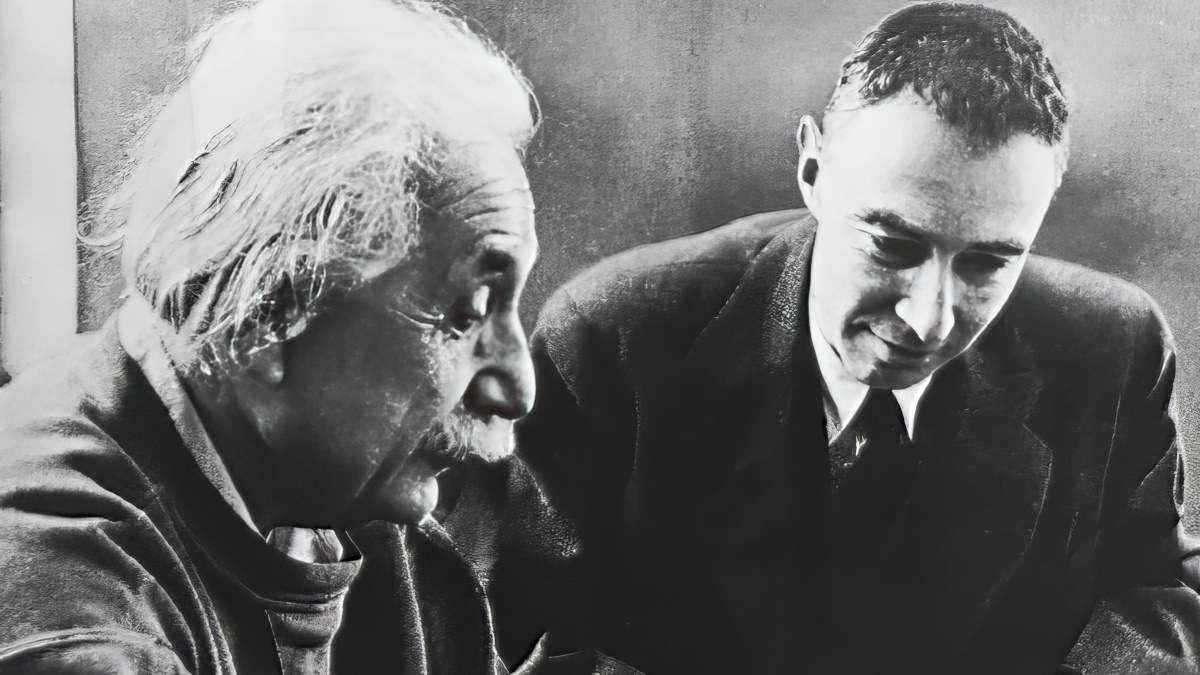 Robert Oppenheimer, junto a Albert Einstein. Foto: Wikimedia Commons.