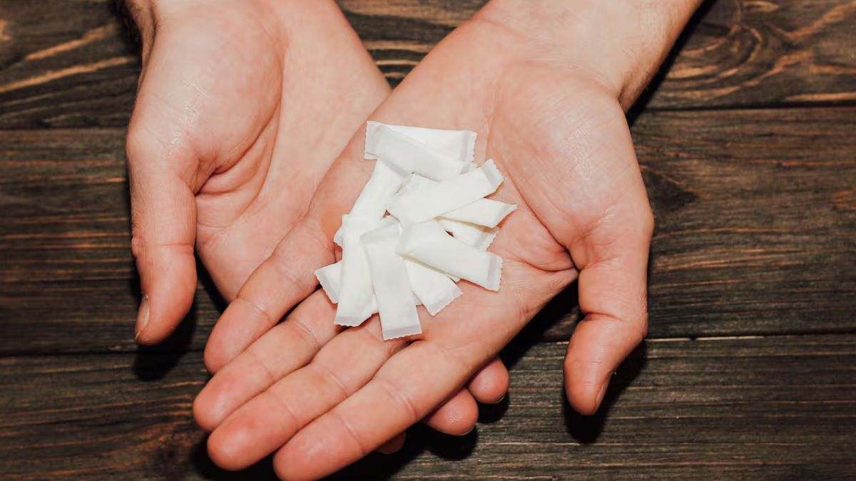 Las bolsas de nicotina se colocan entre el labio superior y la encía durante un periodo de hasta 30 minutos, y luego se retiran