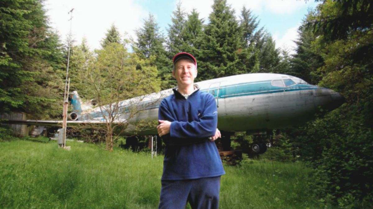 El ingeniero que escapó de una hipoteca: compró avión por 100.000 euros y ahora vive en un Boeing de 100m2 en medio de un bosque