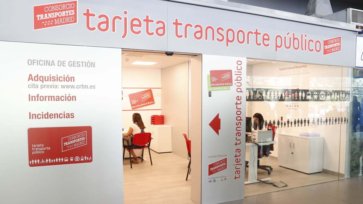 Fotografía de recurso de una oficina para la obtención de la tarjeta transporte de Madrid.